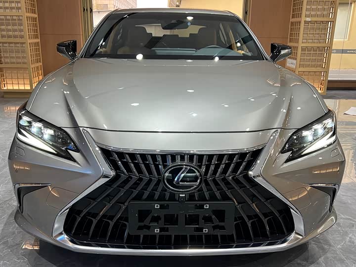 Фото 2 - Lexus ES