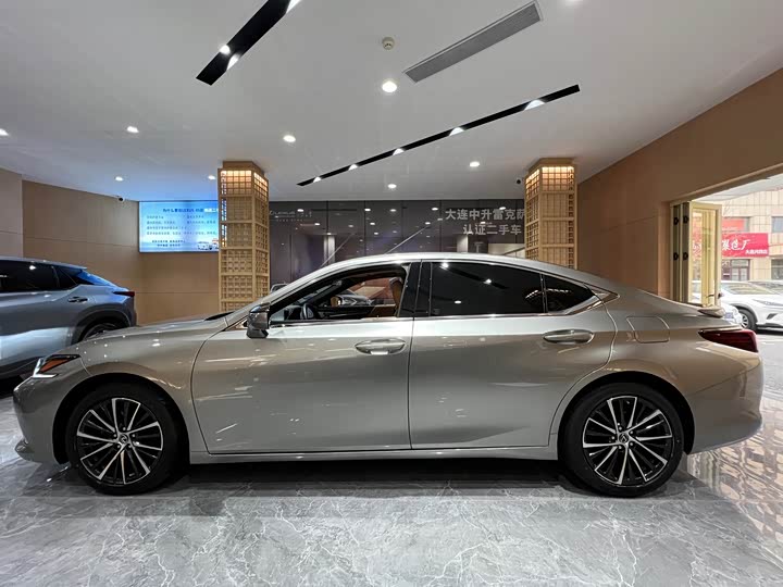 Фото 3 - Lexus ES