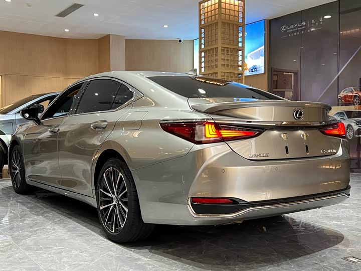Фото 4 - Lexus ES