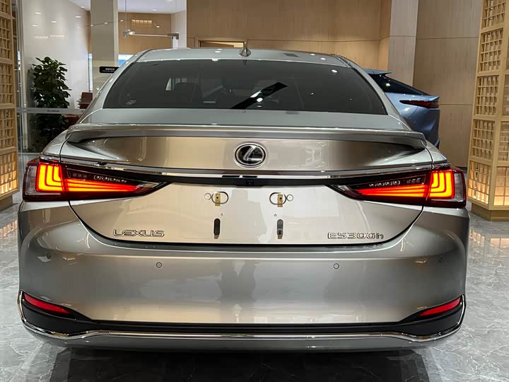 Фото 5 - Lexus ES