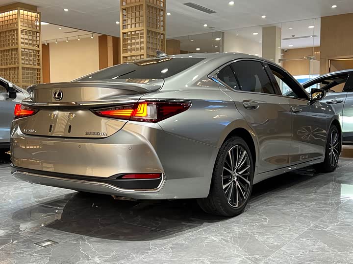 Фото 6 - Lexus ES