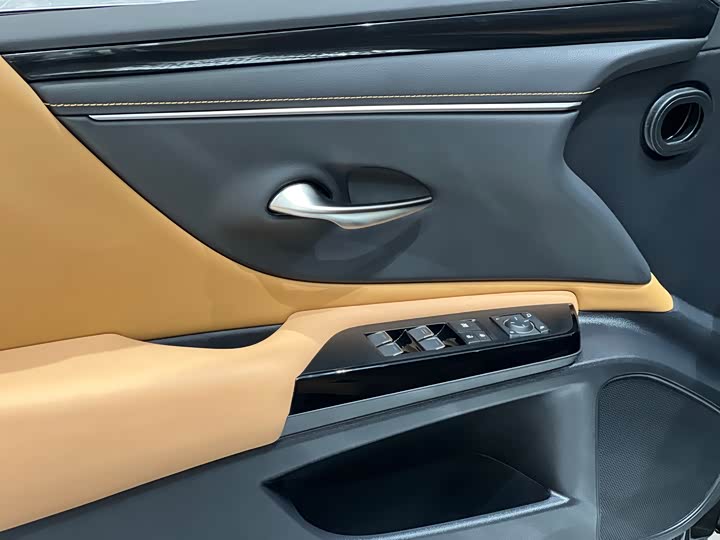 Фото 8 - Lexus ES