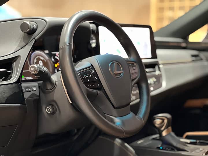 Фото 9 - Lexus ES