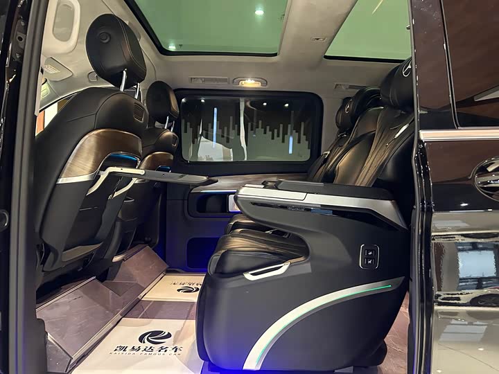 Фото 17 - Mercedes-Benz V-Class