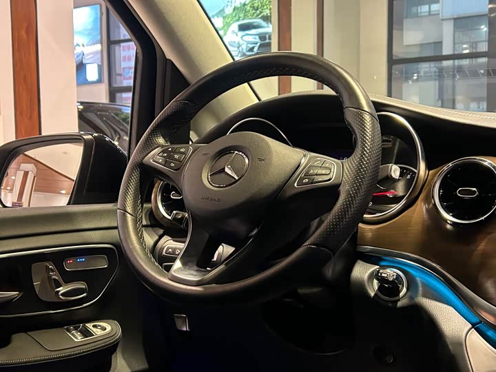 Фото 27 - Mercedes-Benz V-Class