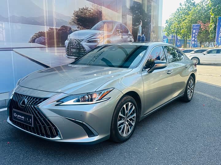 Фото 1 - Lexus ES