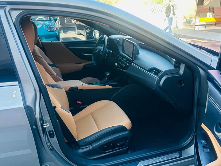 Фото 10 - Lexus ES