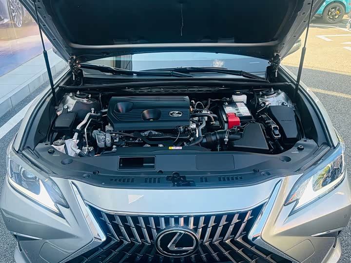 Фото 14 - Lexus ES