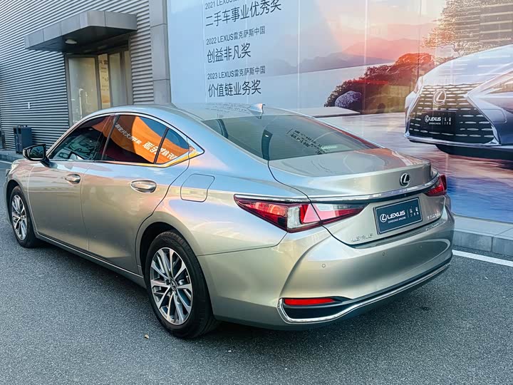 Фото 16 - Lexus ES