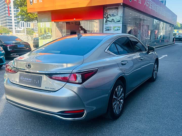 Фото 18 - Lexus ES