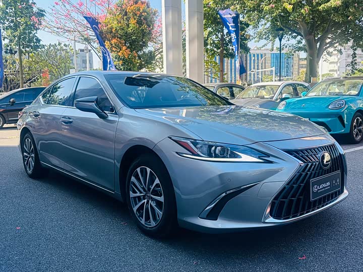 Фото 3 - Lexus ES