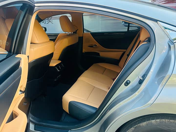 Фото 5 - Lexus ES