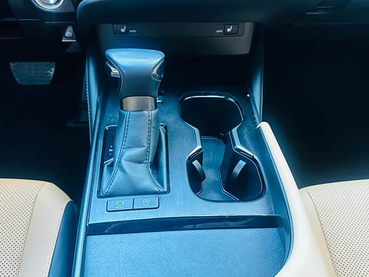 Фото 8 - Lexus ES