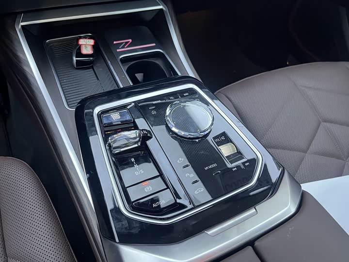 Фото 15 - BMW 7 Series