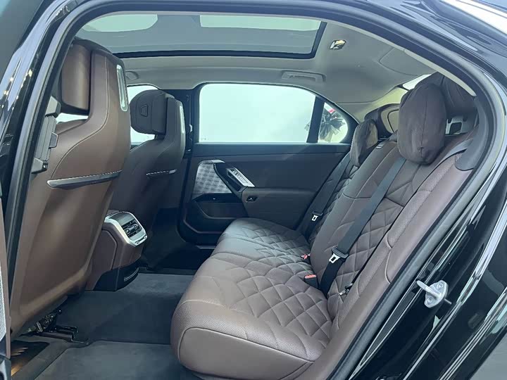 Фото 23 - BMW 7 Series