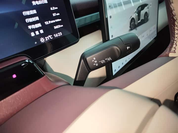 Фото 14 - Zeekr X