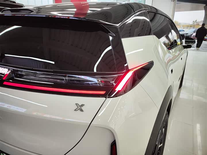 Фото 8 - Zeekr X