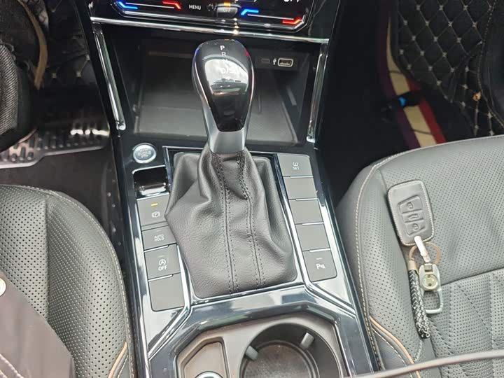 Фото 14 - Volkswagen Passat