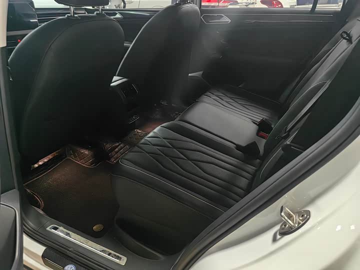 Фото 9 - Volkswagen Tiguan L Pro