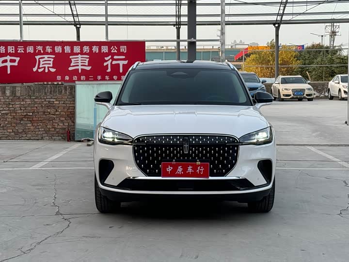 Фото 2 - Lincoln Corsair