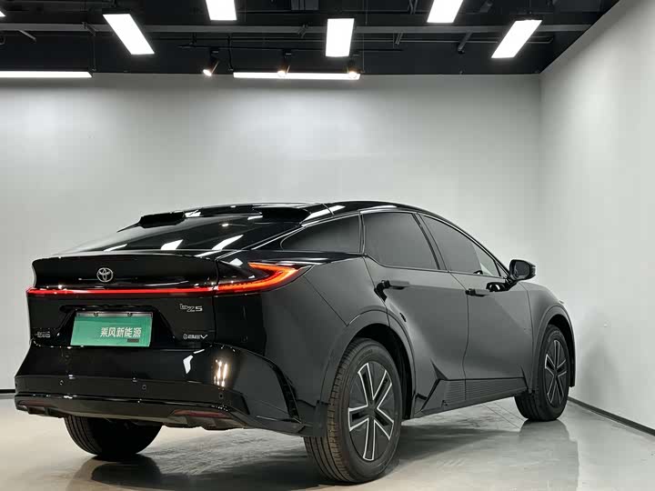 Фото 14 - Toyota bZ5