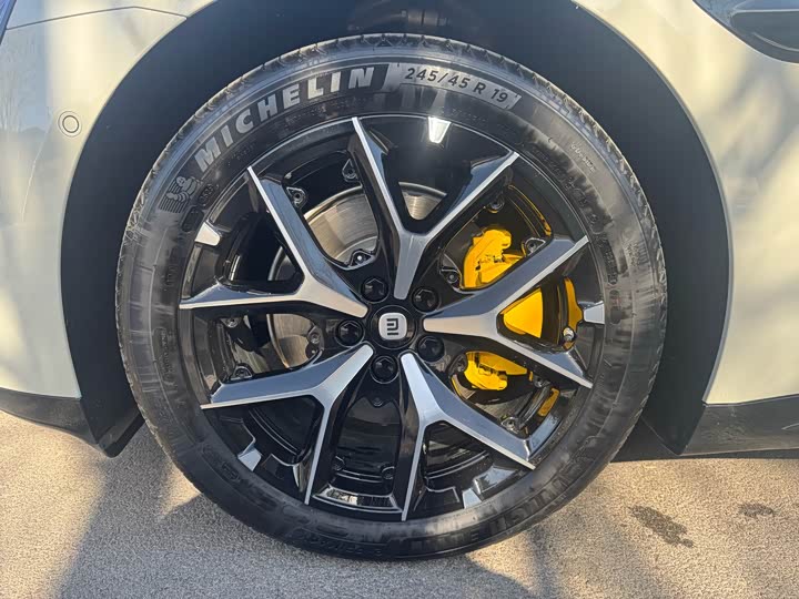 Фото 12 - Xiaomi SU7