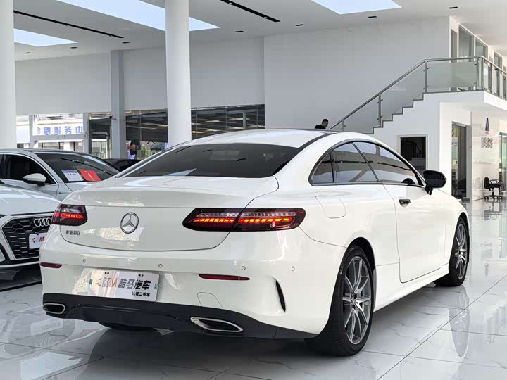 Фото 10 - Mercedes-Benz E-Class