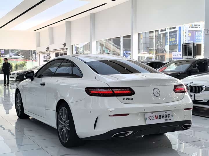 Фото 12 - Mercedes-Benz E-Class