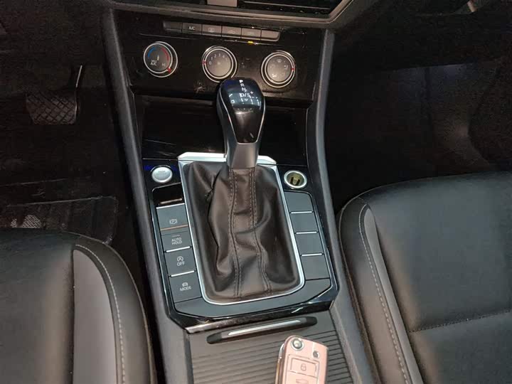 Фото 14 - Volkswagen Sagitar L