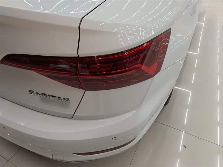 Фото 8 - Volkswagen Sagitar L