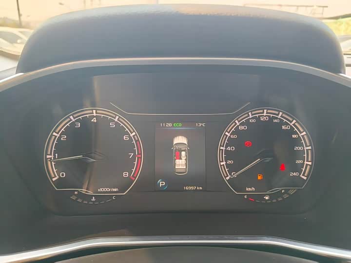 Фото 10 - Geely Coolray