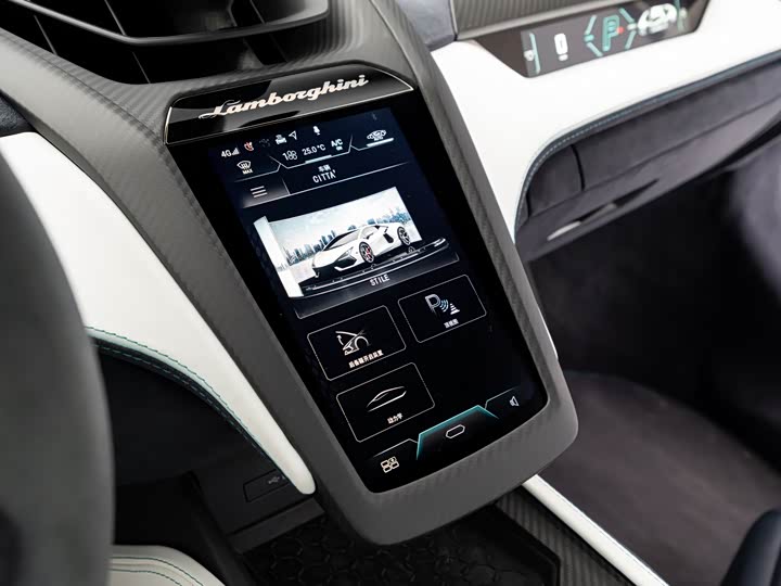 Фото 13 - Lamborghini Revuelto