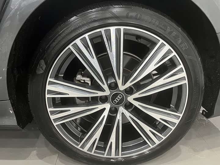 Фото 10 - Audi A6L