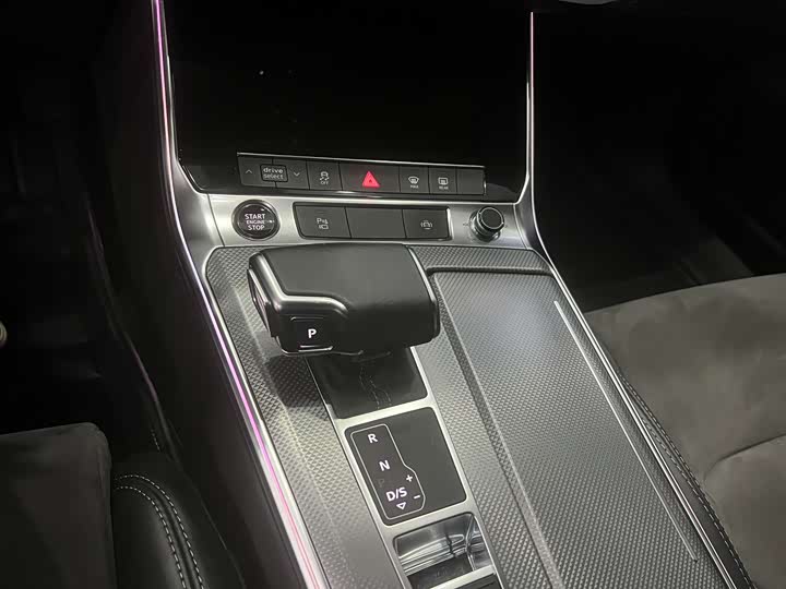 Фото 8 - Audi A6L