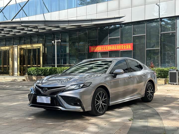 Фото 1 - Toyota Camry