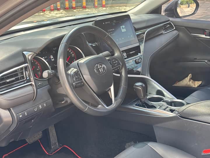 Фото 10 - Toyota Camry