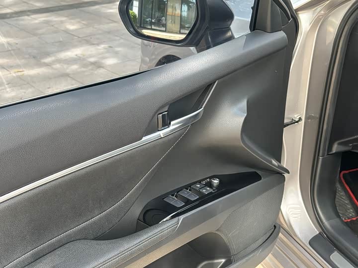 Фото 11 - Toyota Camry