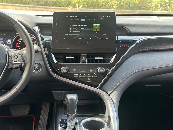 Фото 14 - Toyota Camry