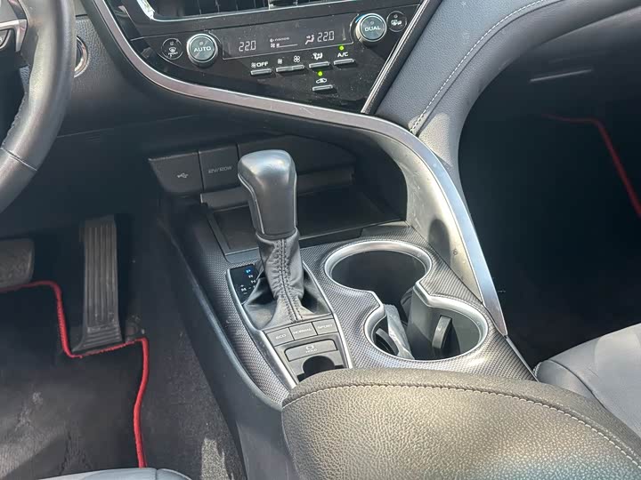 Фото 15 - Toyota Camry