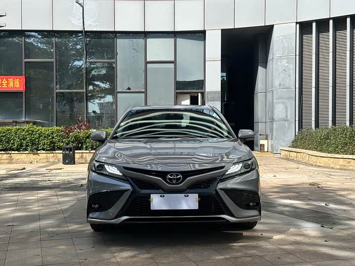 Фото 2 - Toyota Camry