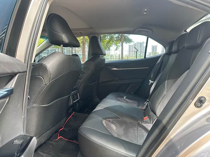 Фото 8 - Toyota Camry