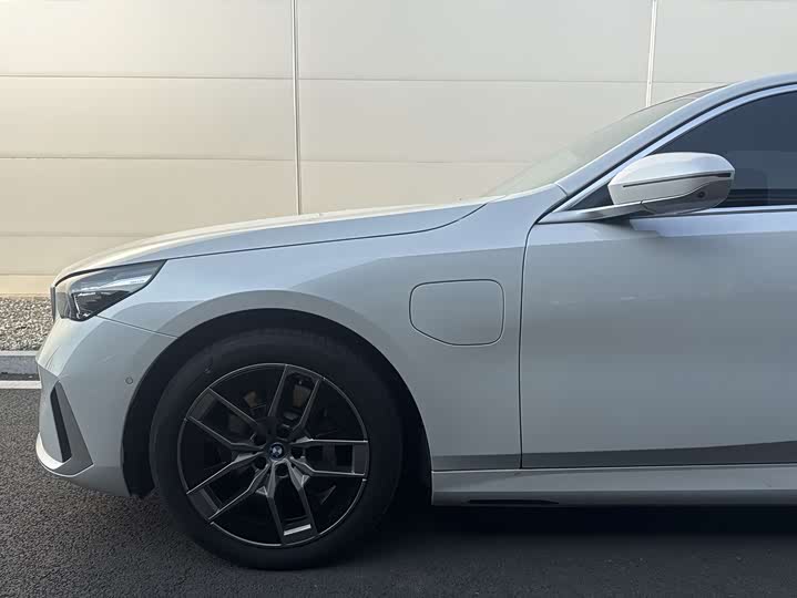 Фото 10 - BMW i5