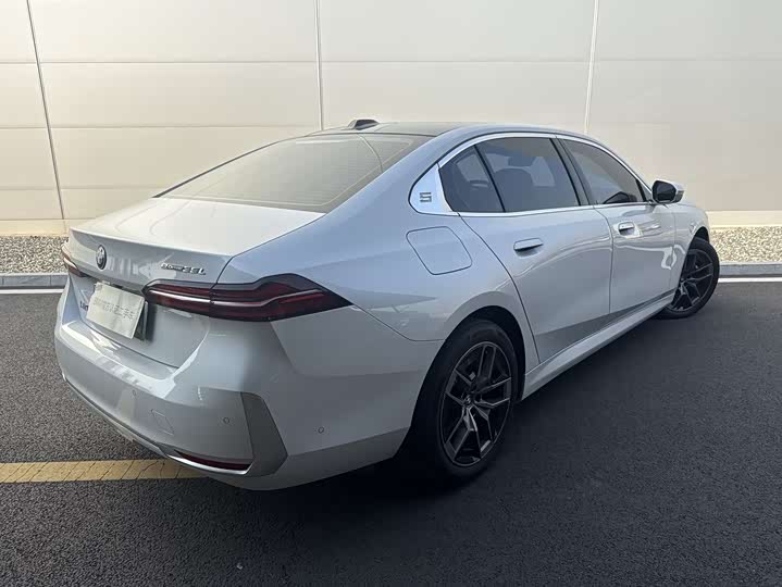 Фото 14 - BMW i5