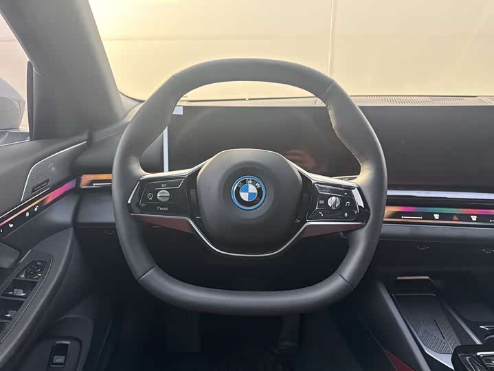 Фото 15 - BMW i5