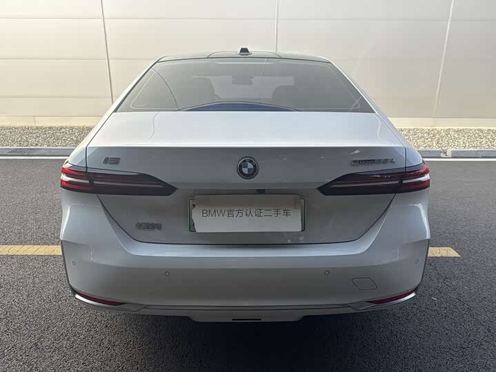Фото 9 - BMW i5