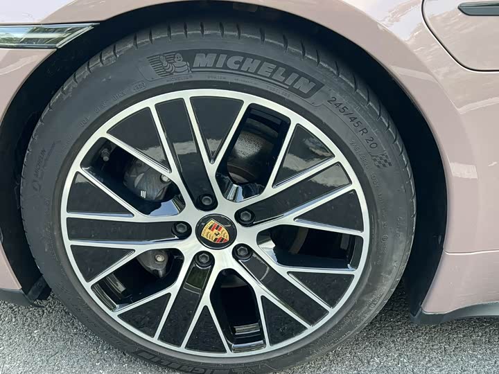 Фото 10 - Porsche Taycan