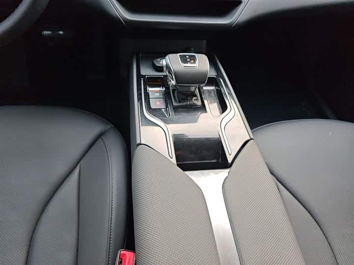 Фото 14 - Hongqi E-QM5