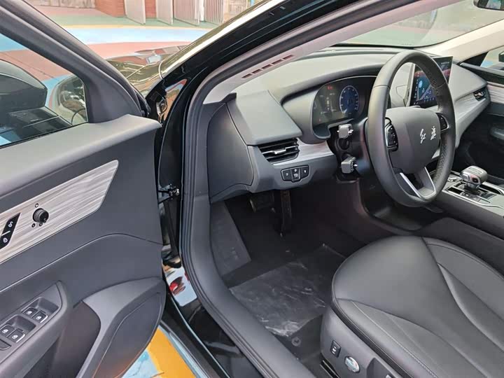 Фото 16 - Hongqi E-QM5