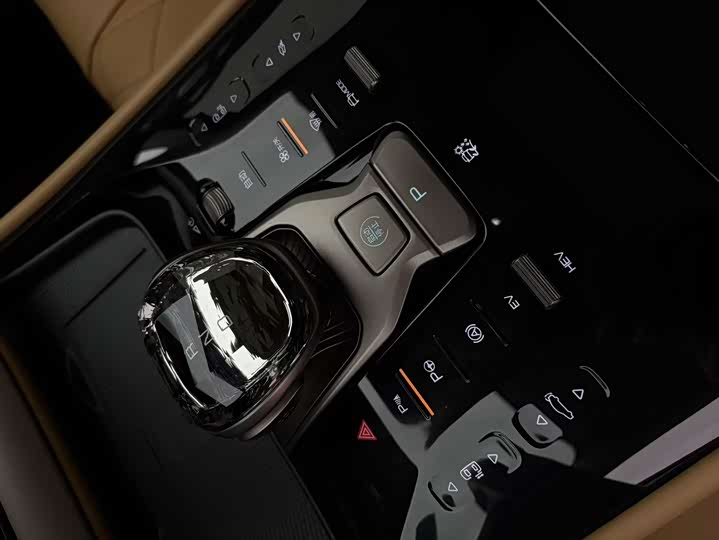 Фото 7 - Denza D9