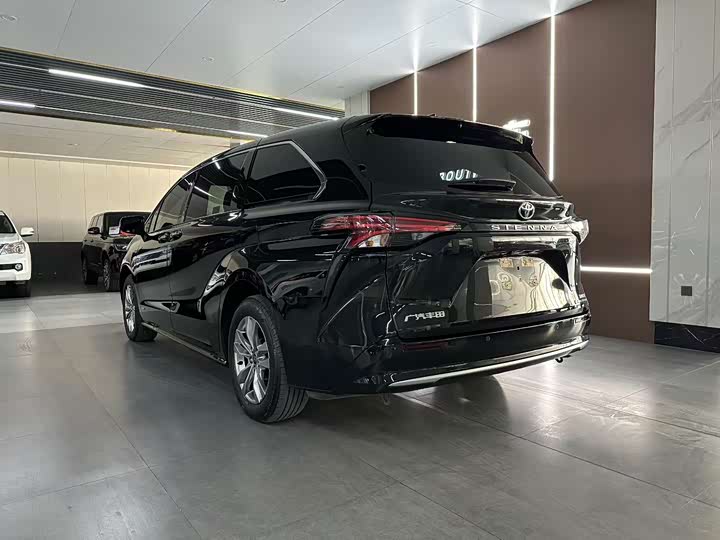 Фото 7 - Toyota Sienna